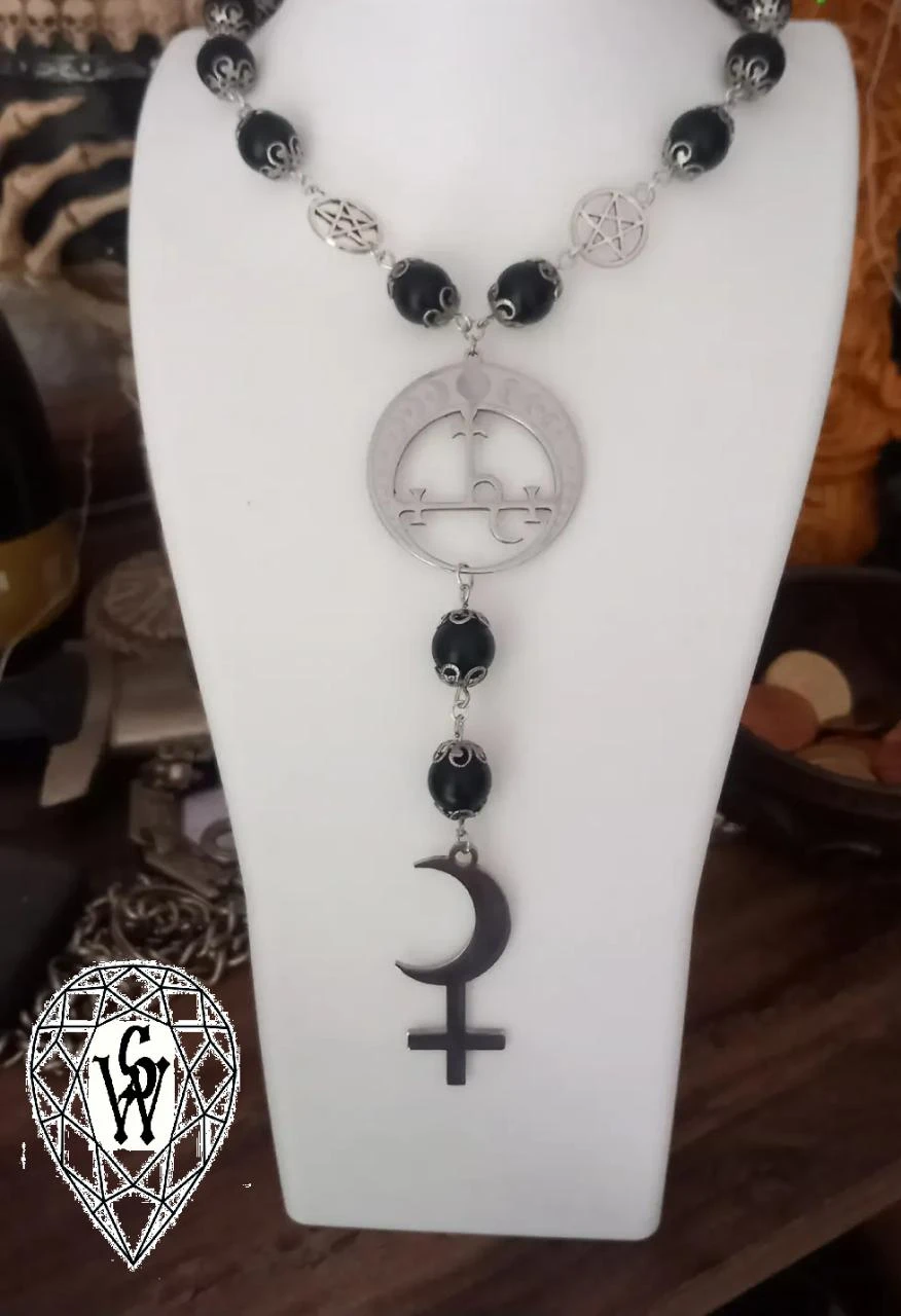 Collier au sigil de Lilith & croissant de lune ornés de perles d'Onyx